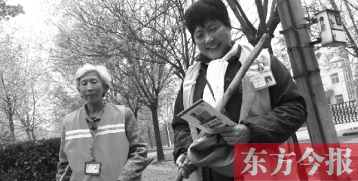 徐大媽(右)拿著自制的英語卡片認真學(xué)習(xí) 徐大媽(右)拿著自制的英語卡片認真學(xué)習(xí)