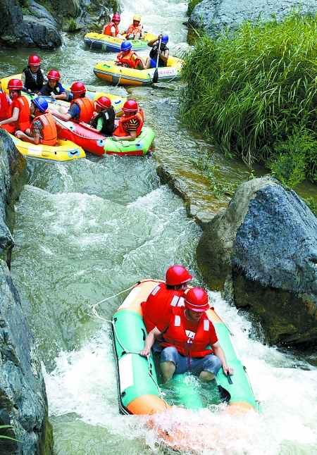 8月16日，游客在盧氏縣豫西大峽谷景區(qū)進(jìn)行漂流比賽。