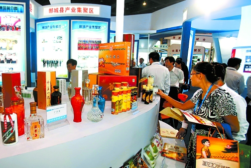 9月24日，2012中國（鄭州）產(chǎn)業(yè)轉(zhuǎn)移系列對接活動產(chǎn)業(yè)轉(zhuǎn)移暨新型工業(yè)化成果展在鄭州國際會展中心舉行