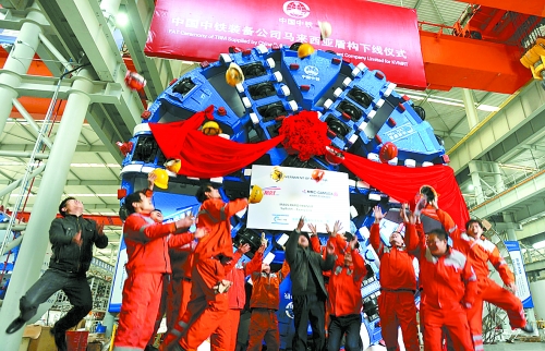 1月3日，由中鐵裝備公司設(shè)計制造的2臺中國中鐵盾構(gòu)在鄭州正式下線