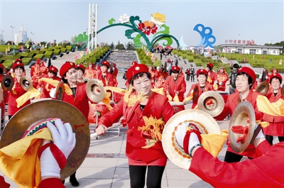在中國(guó)國(guó)花園，伊川縣威武龍鼓藝術(shù)團(tuán)的精彩表演吸引眾多游客