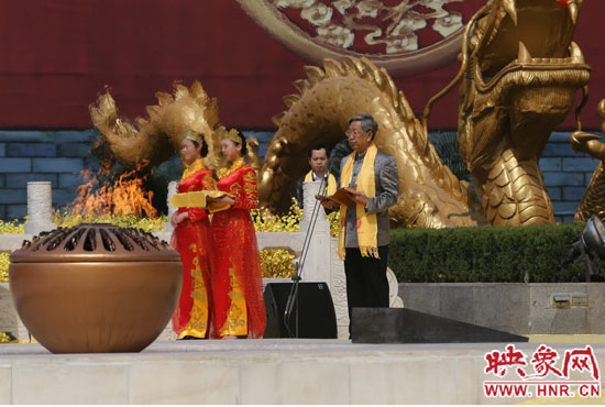 中華炎黃文化研究會會長許嘉璐宣讀拜祖大典拜祭文。映象網(wǎng)記者 邵恰 攝