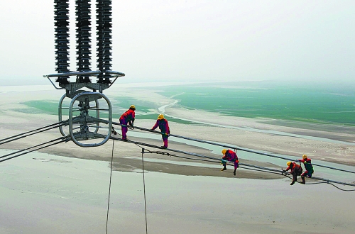 　4月16日，世界上最長的哈密南—鄭州±800千伏特高壓輸電跨黃工程全部完工，哈鄭特高壓工程對推動中