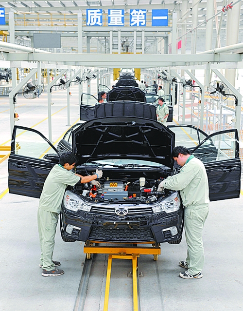 　　4月16日，新鄉(xiāng)市新能電動(dòng)汽車(chē)有限公司的工作人員在電動(dòng)汽車(chē)生產(chǎn)流水線(xiàn)上作業(yè)。目前，新鄉(xiāng)現(xiàn)有規(guī)模以