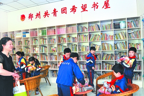 5月3日，來自貧困家庭的孩子在“雷鋒超市”拿到了心愛的圖書。