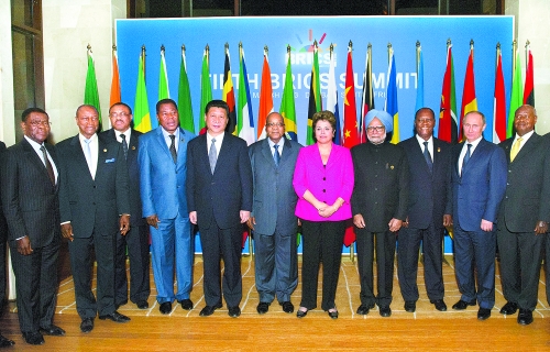 　3月27日，國(guó)家主席習(xí)近平在南非德班出席金磚國(guó)家領(lǐng)導(dǎo)人與非洲國(guó)家領(lǐng)導(dǎo)人對(duì)話會(huì)。這是與會(huì)領(lǐng)導(dǎo)人集體合