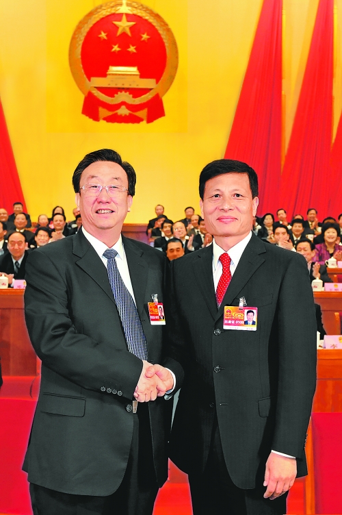 4月2日上午，新當(dāng)選的省人大常委會(huì)主任郭庚茂與新當(dāng)選的省人民政府省長(zhǎng)謝伏瞻親切握手。郭宇 董亮 攝