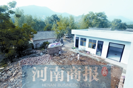 新校舍旁邊，是徐云玲和學生們用了多年的石頭校舍 河南商報記者 鄧萬里/攝