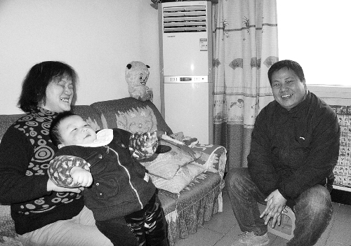 恩人找到了、飯碗保住了，張新明（右）與原竹青都開心地笑了。