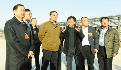 　　鄭州手拉手集團董事長賈長明（右三）向省農(nóng)業(yè)廳廳長朱孟洲（右四），省政府副秘書長、省政府駐京辦主任