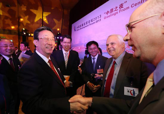 3月24日晚，省委書記、省長郭庚茂在參加中國發(fā)展高層論壇“中原之夜”活動時與外商親切握手交談。