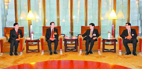 　3月24日，國(guó)務(wù)院發(fā)展研究中心主任李偉在北京會(huì)見(jiàn)了前來(lái)出席中國(guó)發(fā)展高層論壇“中原之夜”活動(dòng)的河南省