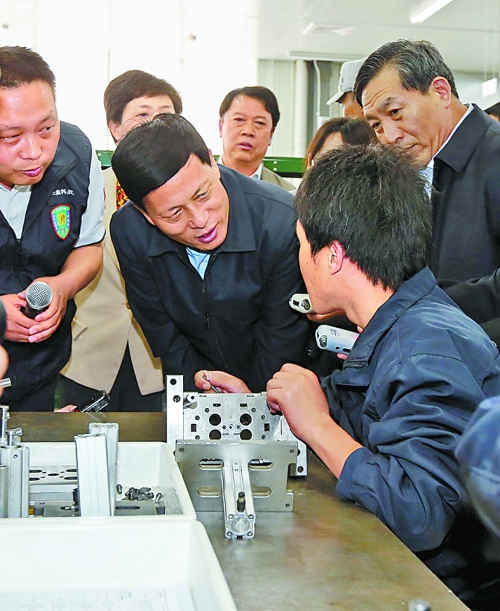 4月24日，省委副書(shū)記、省長(zhǎng)謝伏瞻在濟(jì)源虎嶺產(chǎn)業(yè)集聚區(qū)考察。