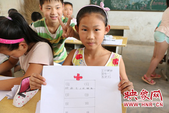 在以“中國夢”主題 的繪畫課堂上，孩子們寫下了自己的夢想