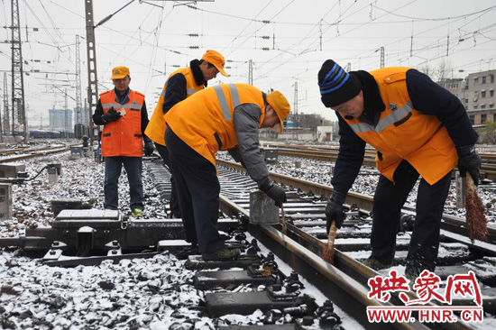 新鄉(xiāng)車務(wù)段積極迎戰(zhàn)降雪天氣保旅客出行