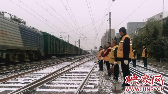 新鄉(xiāng)車務(wù)段積極迎戰(zhàn)降雪天氣保旅客出行
