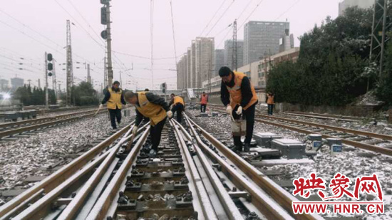 新鄉(xiāng)車務(wù)段積極迎戰(zhàn)降雪天氣保旅客出行