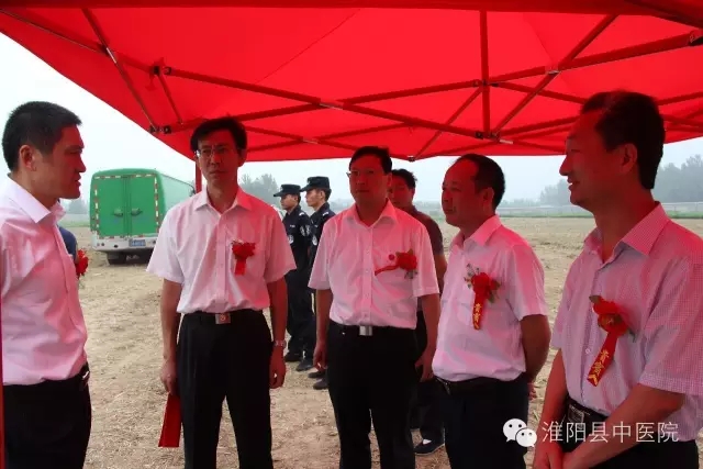 出席領(lǐng)導(dǎo)就項目進(jìn)行交談