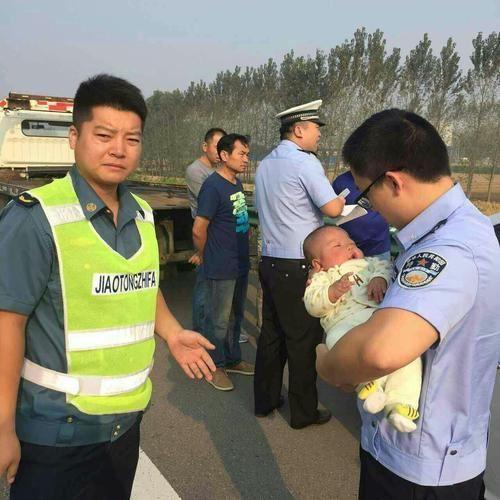 民警把嬰兒帶到隊里，核實孩子身世