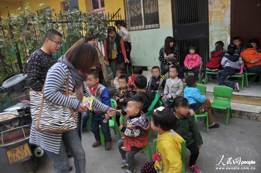 河南駐馬店市高新區(qū)一休幼兒園大門外聚集了數(shù)十位孩子家長,他們是來送孩子上學(xué)的,可是幼兒園大門卻被兩輛面包車?yán)锿舛滤馈Ｖ芤灰淮笤缇陀龅竭@事,不少家長特意給單位請假替孩子討要說法。