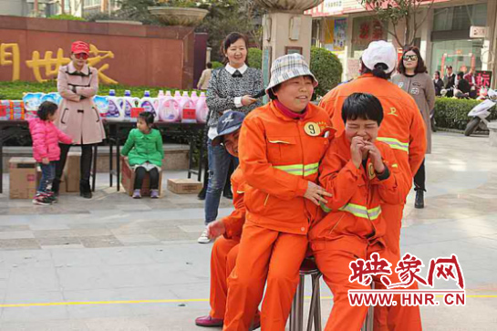 迎三八節(jié) 鄭州未來路街道辦邀請環(huán)衛(wèi)工舉行游藝活動(dòng)