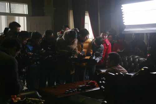 各路媒體記者探班《大河兒女》現(xiàn)場。