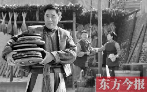 陳寶國在《大河兒女》中飾演男一號(hào)、燒制鈞瓷的手藝人賀焰生