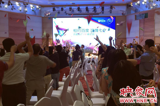 全場(chǎng)一齊放飛“愛(ài)情心愿紙飛機(jī)”,能不能飛進(jìn)“ta”的心里?