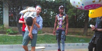 外籍男子當(dāng)街肩扛、腳踏醉漢