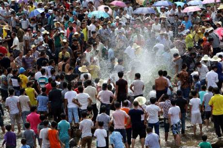 廣西舉辦鬧魚(yú)節(jié) 上萬(wàn)人水塘抓魚(yú) 廣西舉辦鬧魚(yú)節(jié) 上萬(wàn)人水塘抓魚(yú)