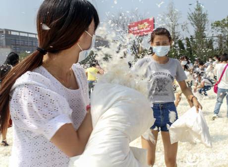 煙臺千人“枕頭大戰(zhàn)”迎中秋 煙臺千人“枕頭大戰(zhàn)”迎中秋