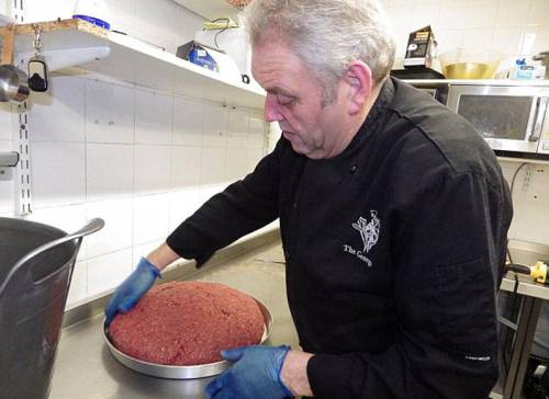 英國廚師制作巨型漢堡 重約31公斤 英國廚師制作巨型漢堡 重約31公斤