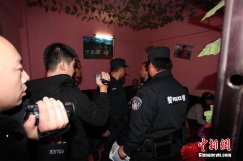 湖北警方夜查 一夜抓獲79名有償陪侍女 湖北警方夜查 一夜抓獲79名有償陪侍女