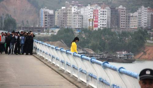 女子跳橋失蹤 網(wǎng)友指責警方處警不當