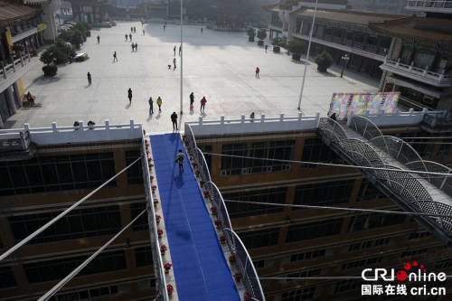 重慶現(xiàn)“最?！笨罩羞B廊 離地68.5米