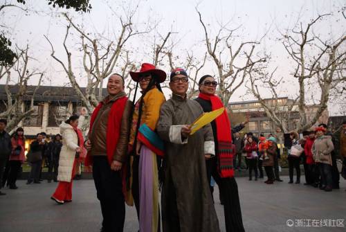 杭州老年舞蹈隊(duì)“雷人”走秀 杭州老年舞蹈隊(duì)“雷人”走秀