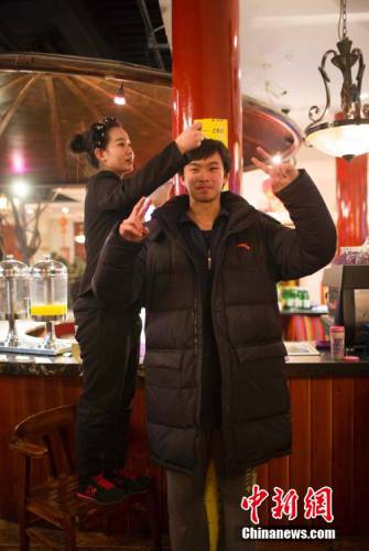 山西太原一餐廳憑身高打折招攬生意 山西太原一餐廳憑身高打折招攬生意