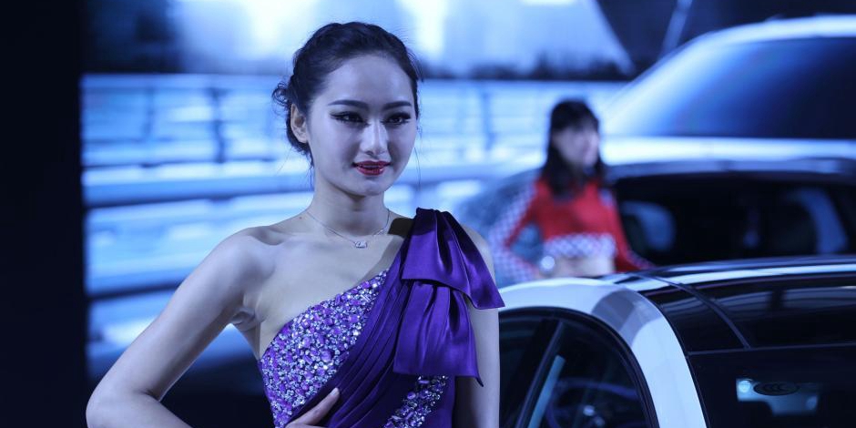 鄭州國際車展開幕 嫩模走秀引圍觀 鄭州國際車展開幕 嫩模走秀引圍觀