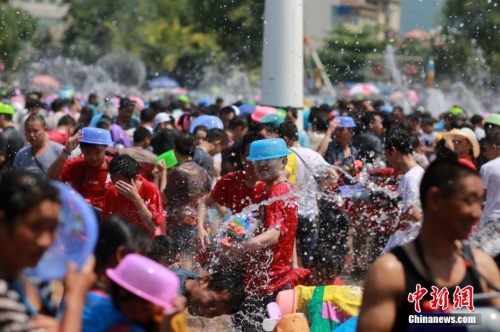 西雙版納萬(wàn)人歡度潑水節(jié) 西雙版納萬(wàn)人歡度潑水節(jié)