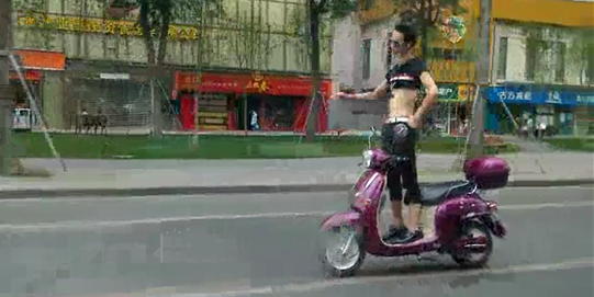 奇葩男子電動(dòng)車上秀雜技 戴墨鏡大撒把
