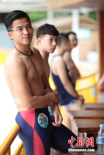 學(xué)生參加?；ㄐ２荽筚?穿比基尼秀身材