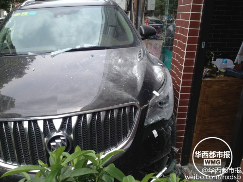 油門當(dāng)剎車 越野車差點沖進(jìn)理發(fā)店