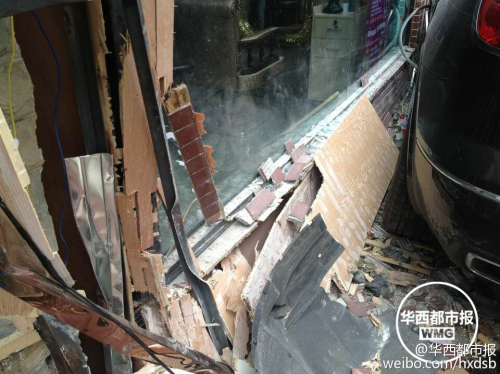 油門當(dāng)剎車 越野車差點沖進(jìn)理發(fā)店