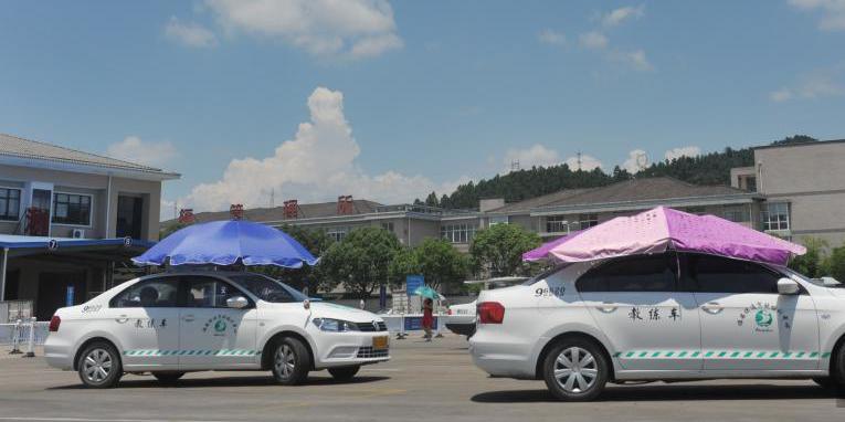 杭州一駕校現(xiàn)遮陽(yáng)新招 教練車車頂撐傘