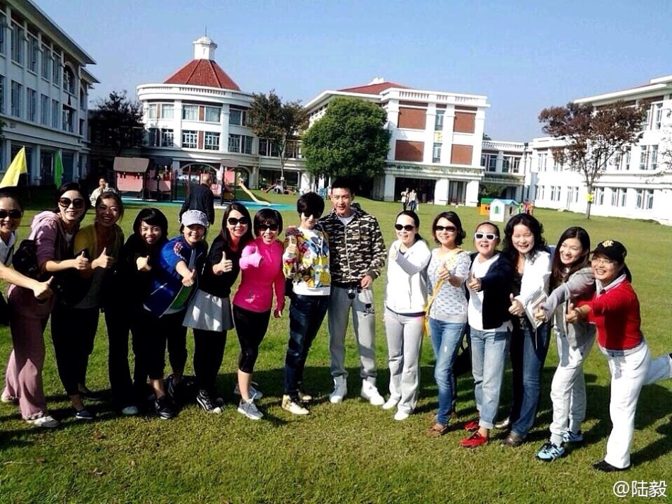 陸毅攜女參加親子運動會同做游戲