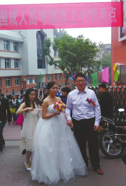 新郎向剛考完試的新娘送上鮮花。