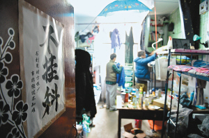 寢室門上的招貼表達了學生們的愿望，其實不逃課、少逃課才是不掛科的保證