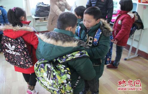 看，咱們的衣服一樣