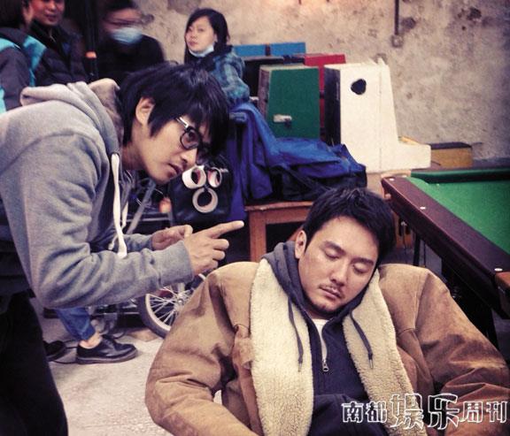 導(dǎo)演在認(rèn)真給演員說戲，演員聽得也很認(rèn)真。