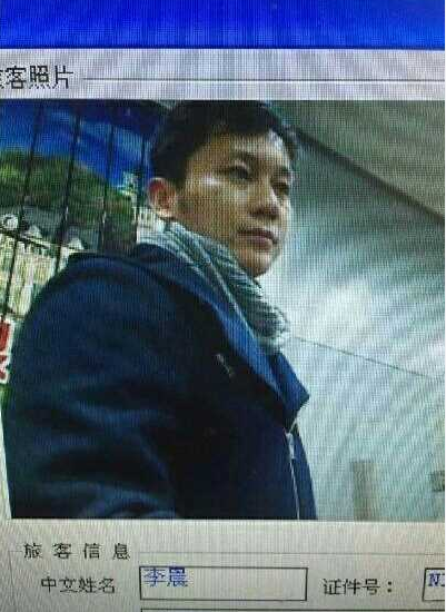 范冰冰李晨同現(xiàn)身煙臺機場 疑見家長好事將近